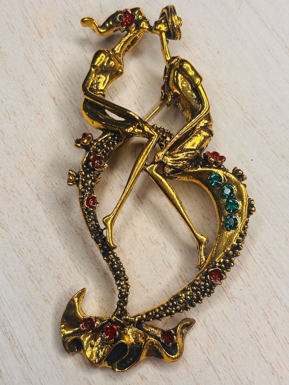 Romantic Couple on Heart Brooch Pin – Gold Tone with Red & Emerald Green Rhinest